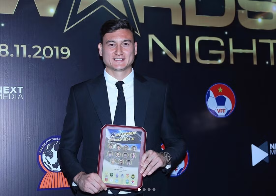 Dù là cực phẩm mỗi khi diện combo sơ mi trắng + vest đen nhưng đây Lâm Tây rất ít khi diện đồ theo phong cách này. Anh chỉ lựa chọn ăn mặc lịch sự chuẩn soái như vậy khi tham dự sự kiện.