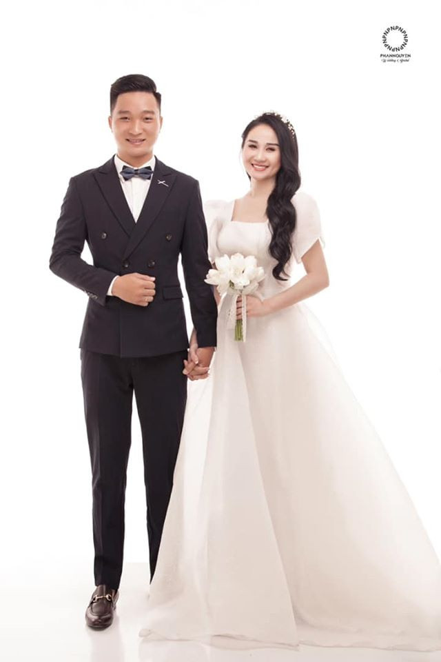 Mới đây, bạn gái cũ Tiến Linh chính thức xác nhận sắp lên xe hoa vào ngày 13/1 sắp tới, đồng thời gửi lời chúc mừng sinh nhật tới chồng sắp cưới. "Chúc đồng chí có 1 sinh nhật cuối đời độc thân vui vẻ, hạnh phúc và gặp thật nhiều may mắn. Nếu có buồn vì lỡ vội lấy vợ thì cứ dựa vào vai tôi mà khóc nhé, tôi sẽ an ủi" - Hoa khôi viết. Vậy là cô nàng vội vã lên xe hoa chỉ sau hơn 2 tháng chia tay cầu thủ.