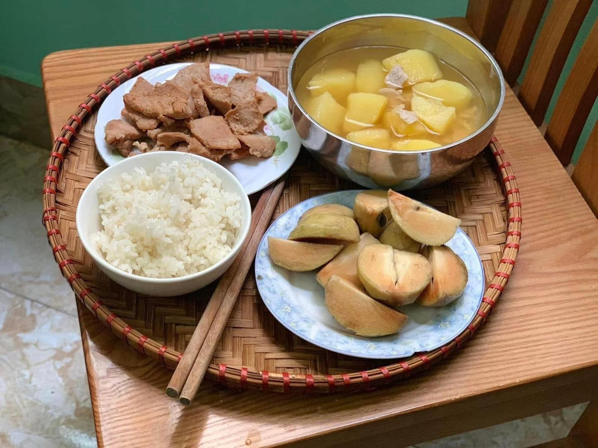 Không thiếu trong mỗi bữa ăn là hoa quả được thay đổi