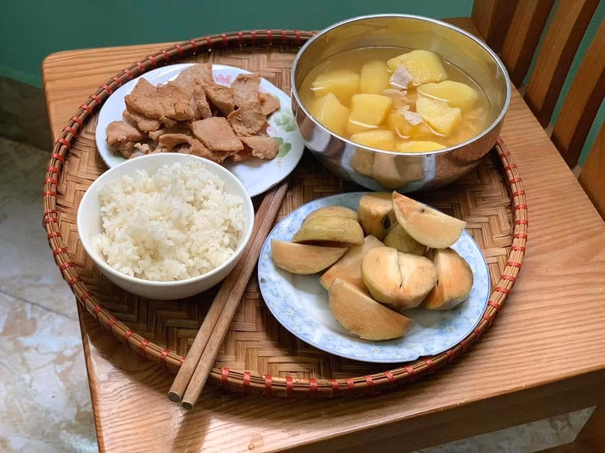 Không thiếu trong mỗi bữa ăn là hoa quả được thay đổi