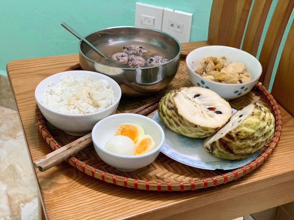 Phụ nữ sau sinh nên ăn thực phẩm có protein. Thực phẩm như sữa, phô mai, sữa chua, thịt, cá và đậu. Thực phẩm giàu protein rất quan trọng để giúp phục hồi sau khi sinh con và giữ cho cơ thể khỏe mạnh.