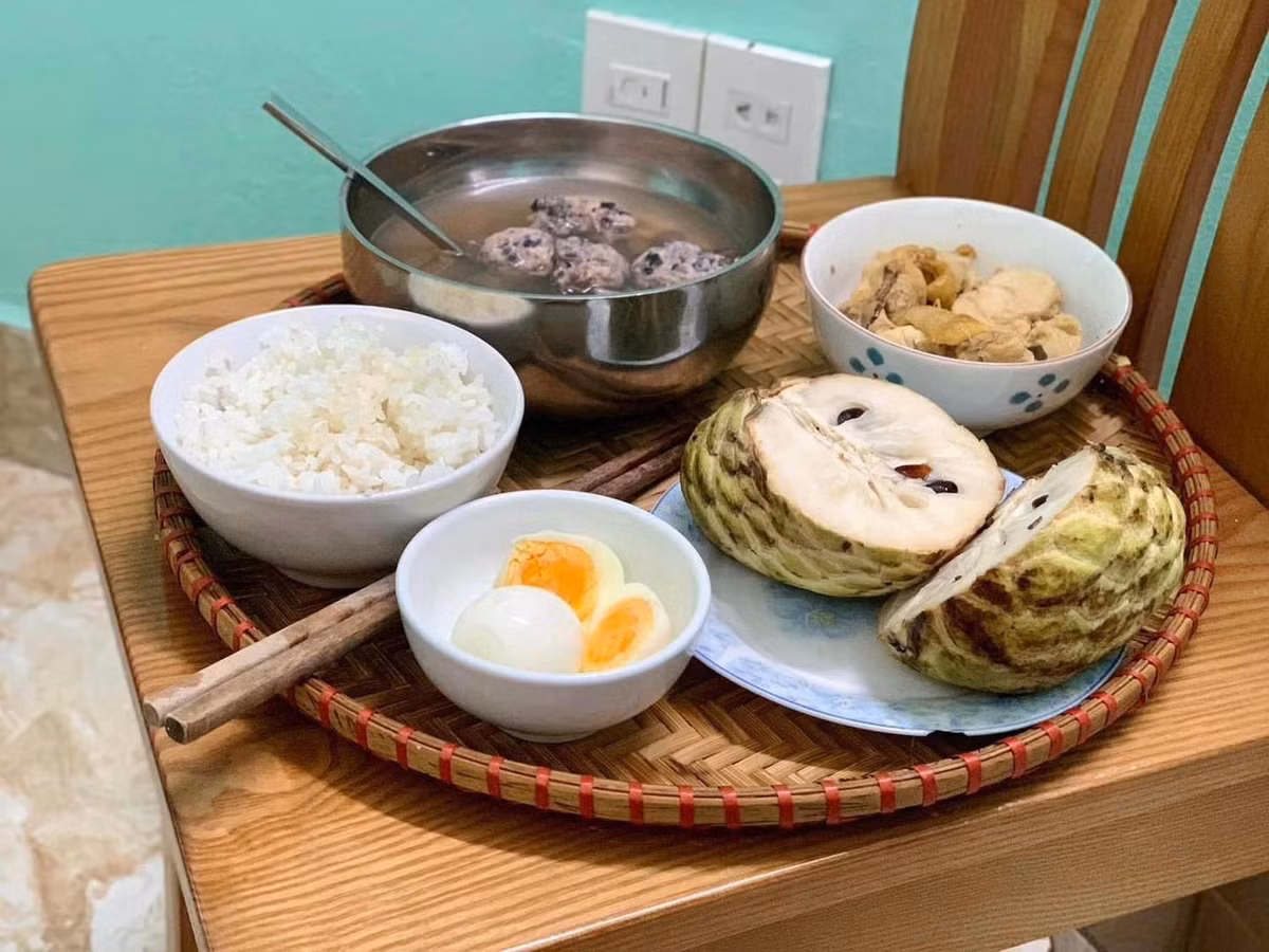 Phụ nữ sau sinh nên ăn thực phẩm có protein. Thực phẩm như sữa, phô mai, sữa chua, thịt, cá và đậu. Thực phẩm giàu protein rất quan trọng để giúp phục hồi sau khi sinh con và giữ cho cơ thể khỏe mạnh.