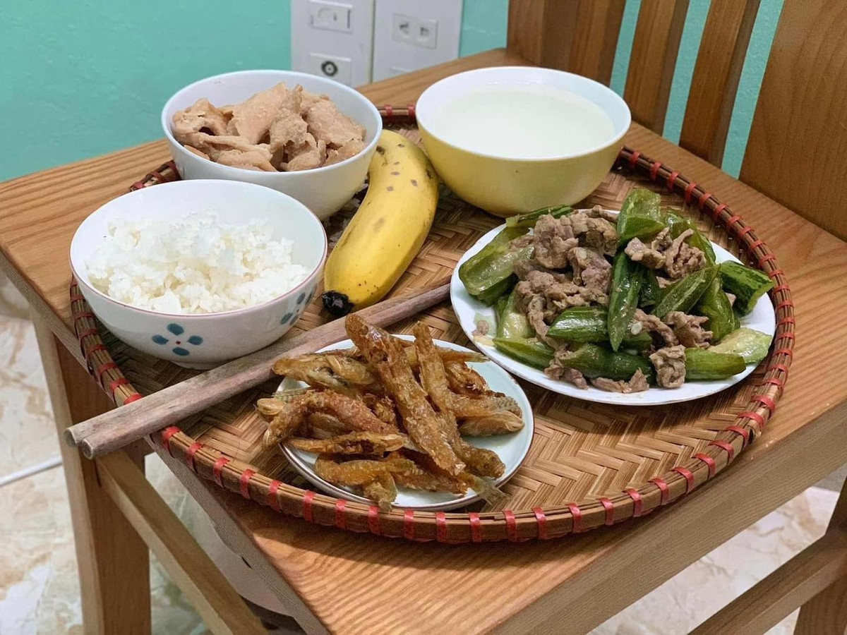 Thường người vợ là người đảm đương việc bếp núc, thế nhưng những món ăn mà ông chồng vụng về nấu trông cũng rất đưa cơm