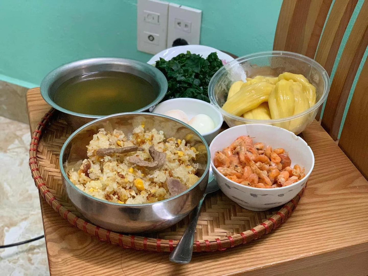 Mâm cơm với rau luộc, tôm, trứng