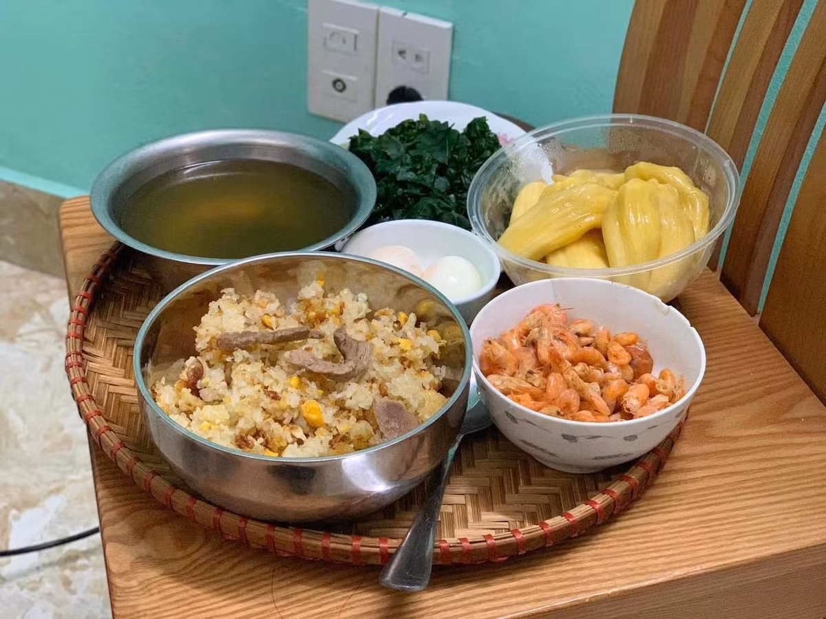 Mâm cơm với rau luộc, tôm, trứng