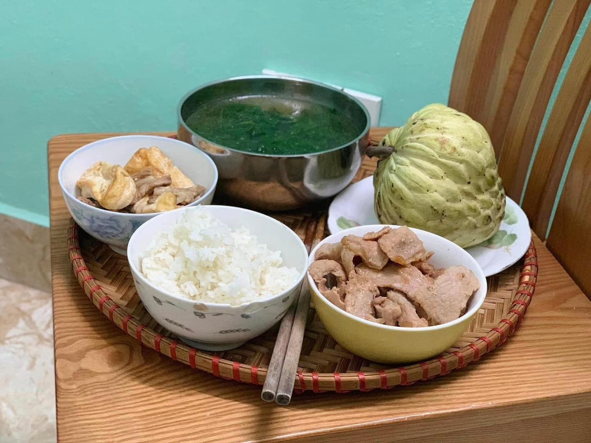 Mâm cơm với đậu, thịt nạc, canh và quả na tráng miệng