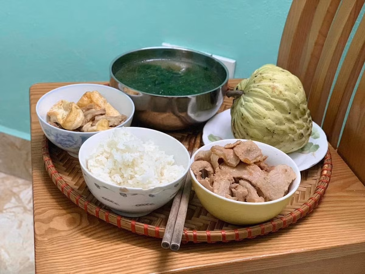 Mâm cơm với đậu, thịt nạc, canh và quả na tráng miệng