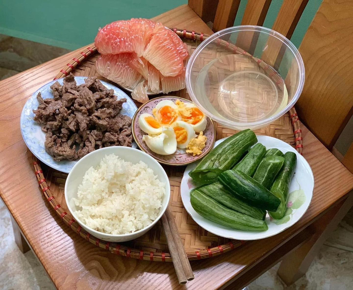 Chắc ông chồng này cũng đã tham khảo rất nhiều về chế độ ăn sau sinh của vợ