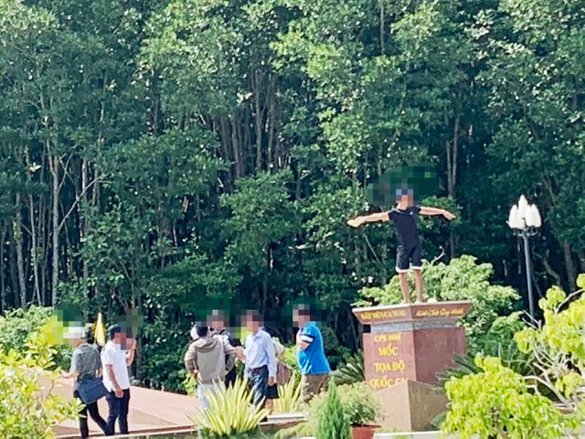 Du khach Viettravel chup anh phan cam o Cot moc Ca Mau gay phan no