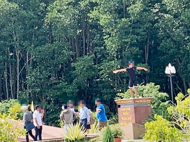 Du khach Viettravel chup anh phan cam o Cot moc Ca Mau gay phan no