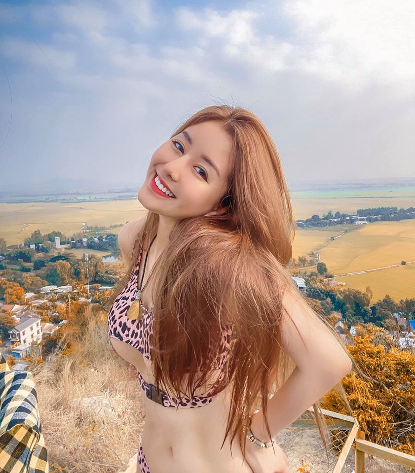 Không chỉ gây sốt trên MXH, cô nàng còn từng được báo Hàn và báo Trung ca ngợi với các mỹ từ như “nữ thần không góc chết”, “nữ sinh thiên thần”.