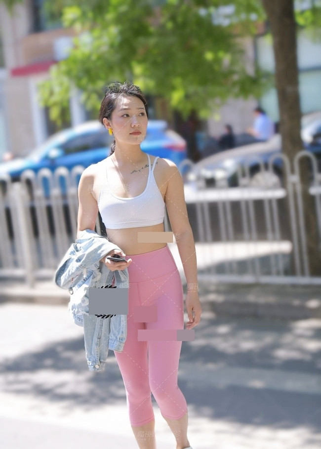 Trong khoảng thập niên 90, legging đã từng được mặc bên trong chân váy ngắn, đầm như một chiếc quần tất.