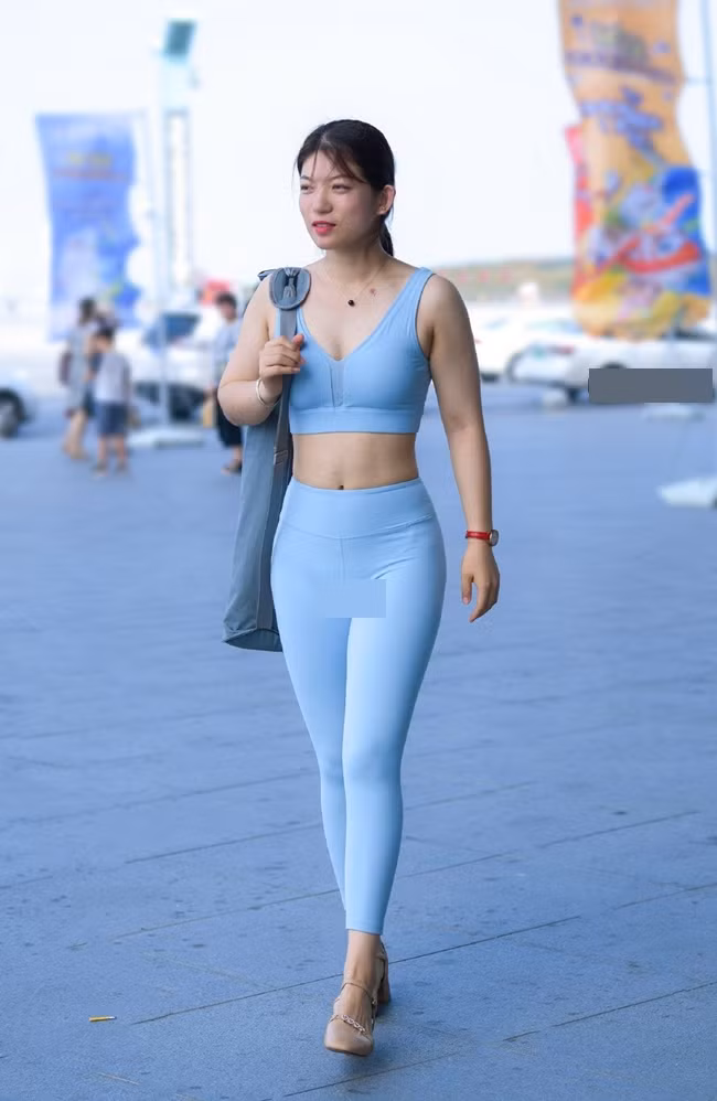 Ngoài ra, legging cũng được mặc trong khi tập thể thao đặc biệt là những bộ môn đòi hỏi sự dẻo dai như yoga.