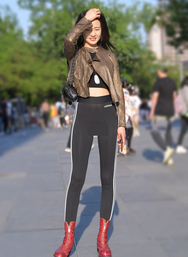 Mặc dù ôm lấy dáng hình cơ thể là đặc tính của kiểu quần này nhưng không phải không có cách ăn mặc khéo léo hơn.