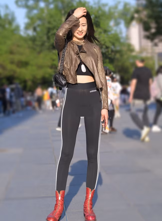 Mặc dù ôm lấy dáng hình cơ thể là đặc tính của kiểu quần này nhưng không phải không có cách ăn mặc khéo léo hơn.