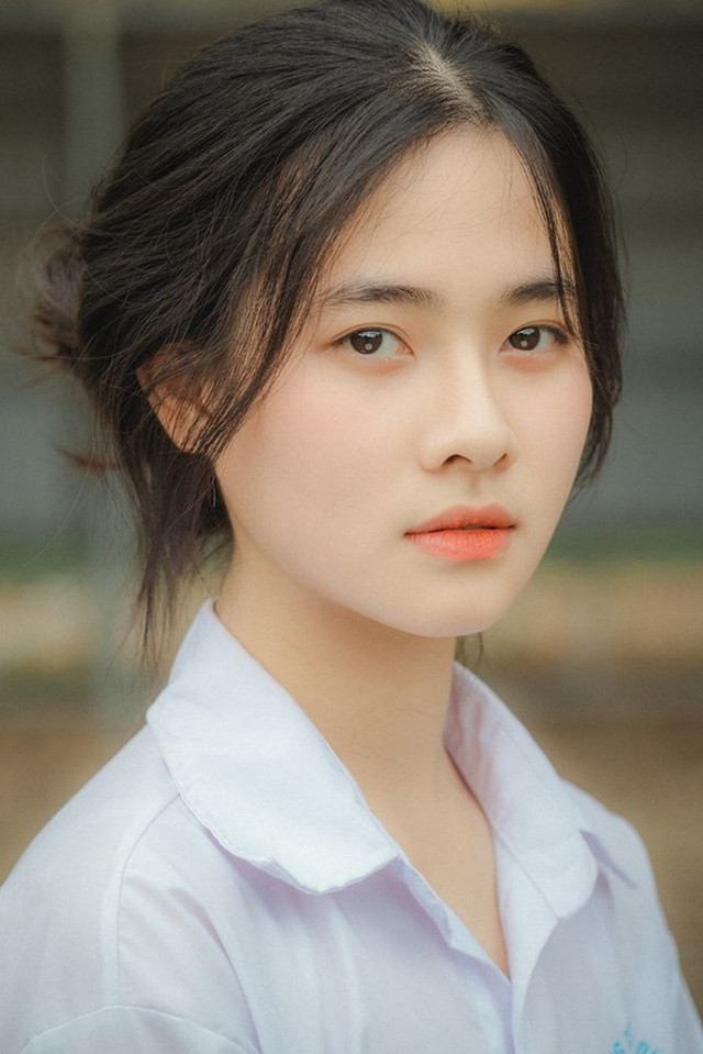 Nữ sinh trong ảnh sở hữu nhan sắc cực kỳ trong trẻo, nhẹ nhàng với đôi mắt không quá to nhưng vô cùng thu hút, sống mũi cao và nước da trắng ngần.