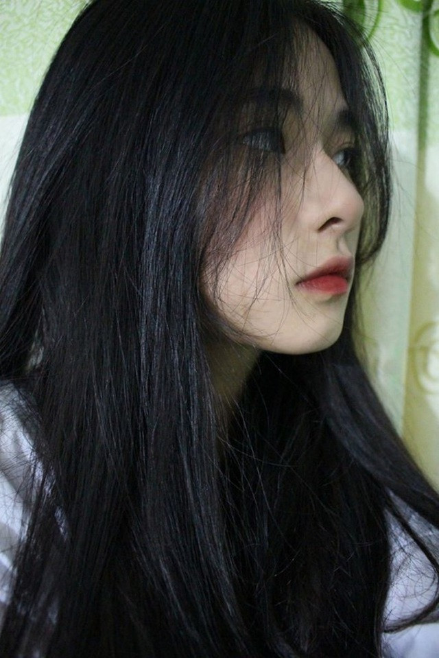 Giải thích về chiếc mũi cao cực phẩm của mình, nữ sinh 2K3 cho hay cả gia đình đều sở hữu mũi đẹp và cô nàng rất tự hào về điều đó. Linh Anh cũng cho biết bản thân sẽ không bao giờ phẫu thuật thẩm mỹ vì trân trọng nét đẹp được thừa hưởng từ bố mẹ.