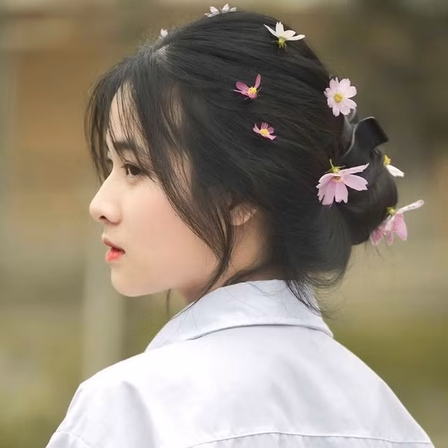 Được biết, cô nàng tên Nguyễn Linh Anh, sinh năm 2003, hiện đang sống tại Bắc Giang. Nữ sinh 10X cho biết rất bất ngờ khi nổi tiếng trên mạng xã hội và vui mừng vì đọc được những bình luận khen ngợi từ phía cộng đồng mạng.