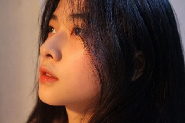 Hot girl học đường này cho biết thường xuyên trau dồi, học thêm ngoại ngữ vì đây là điều cực kỳ quan trọng cho tương lai sau này. Cô nàng quan niệm con gái không những cần một ngoại hình ưa nhìn mà sự hiểu biết, trí tuệ cũng vô cùng cần thiết.