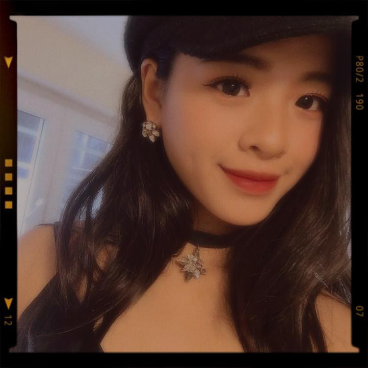 Con gái út NSƯT Chiều Xuân từng được khán giả biết tới lần đầu tiên qua cuộc thi “Giọng hát Việt nhí 2013”. Bẵng đi một thời gian, Hồng Khanh tiếp tục lọt vào tầm chú ý của công chúng bởi nhan sắc xinh đẹp vượt trội.