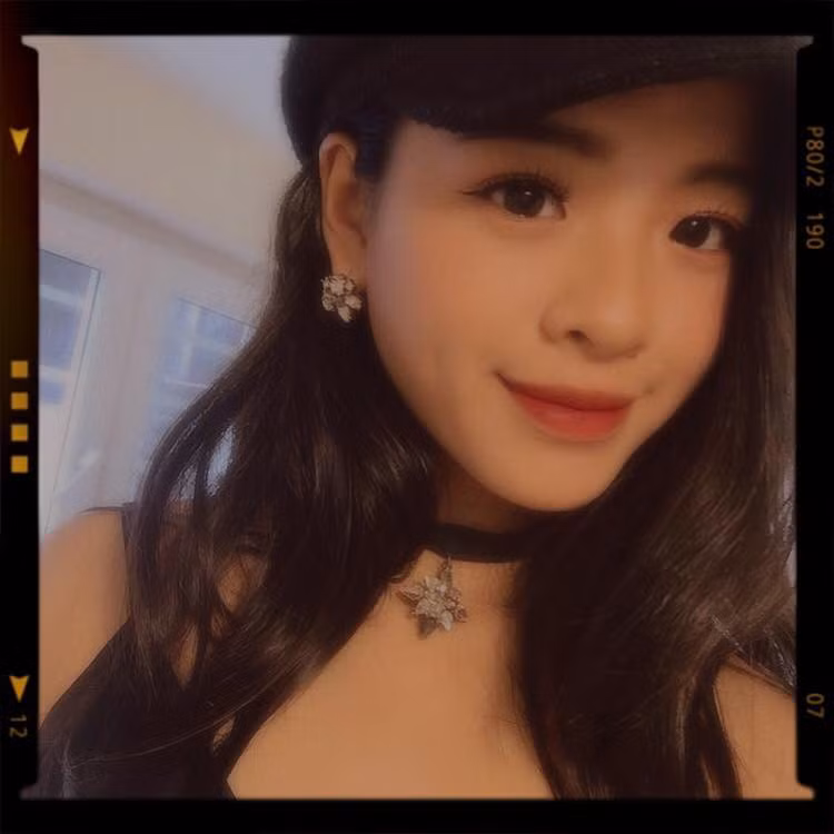 Con gái út NSƯT Chiều Xuân từng được khán giả biết tới lần đầu tiên qua cuộc thi “Giọng hát Việt nhí 2013”. Bẵng đi một thời gian, Hồng Khanh tiếp tục lọt vào tầm chú ý của công chúng bởi nhan sắc xinh đẹp vượt trội.