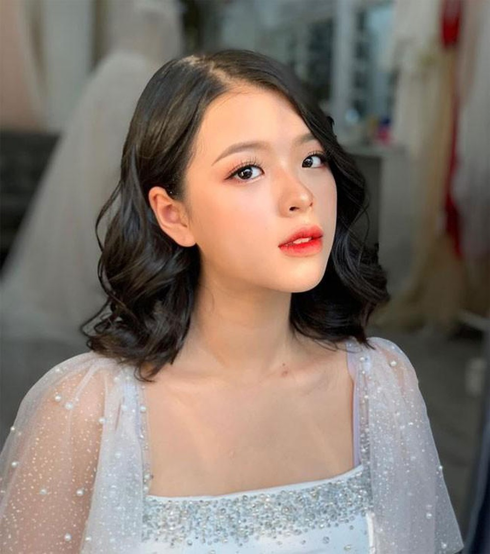 Gương mặt tiếp theo cũng khá quen thuộc với dân mạng là Đỗ Thị Hồng Khanh - con gái út của NS Chiều Xuân. Hiện tại cô bạn vừa kết thúc năm học lớp 10 tại trường THPT Marie Cuire.