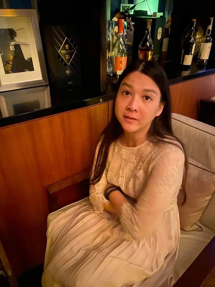 Quản lý của nhà hàng chia sẻ câu chuyện về cô gái ăn quỵt này với dòng trạng thái đầy mệt mỏi: "Hôm nay đúng là 1 ngày quá buồn và mệt mỏi đối với cá nhân em ạ, khả năng cao có thể em phải đền bù 1 tháng lương đi làm ạ." Người quản lý cũng chia sẻ rằng khi mới vào, cô ấy ăn mặc sang trọng, nói chuyện lịch sự. Sau khi nhà hàng đến giờ chuẩn bị đóng cửa, nhân viên in hóa đơn tính tiền thì cô gái này "tỏ ra ngây ngô và không mang bất kỳ giấy tờ cá nhân nào".