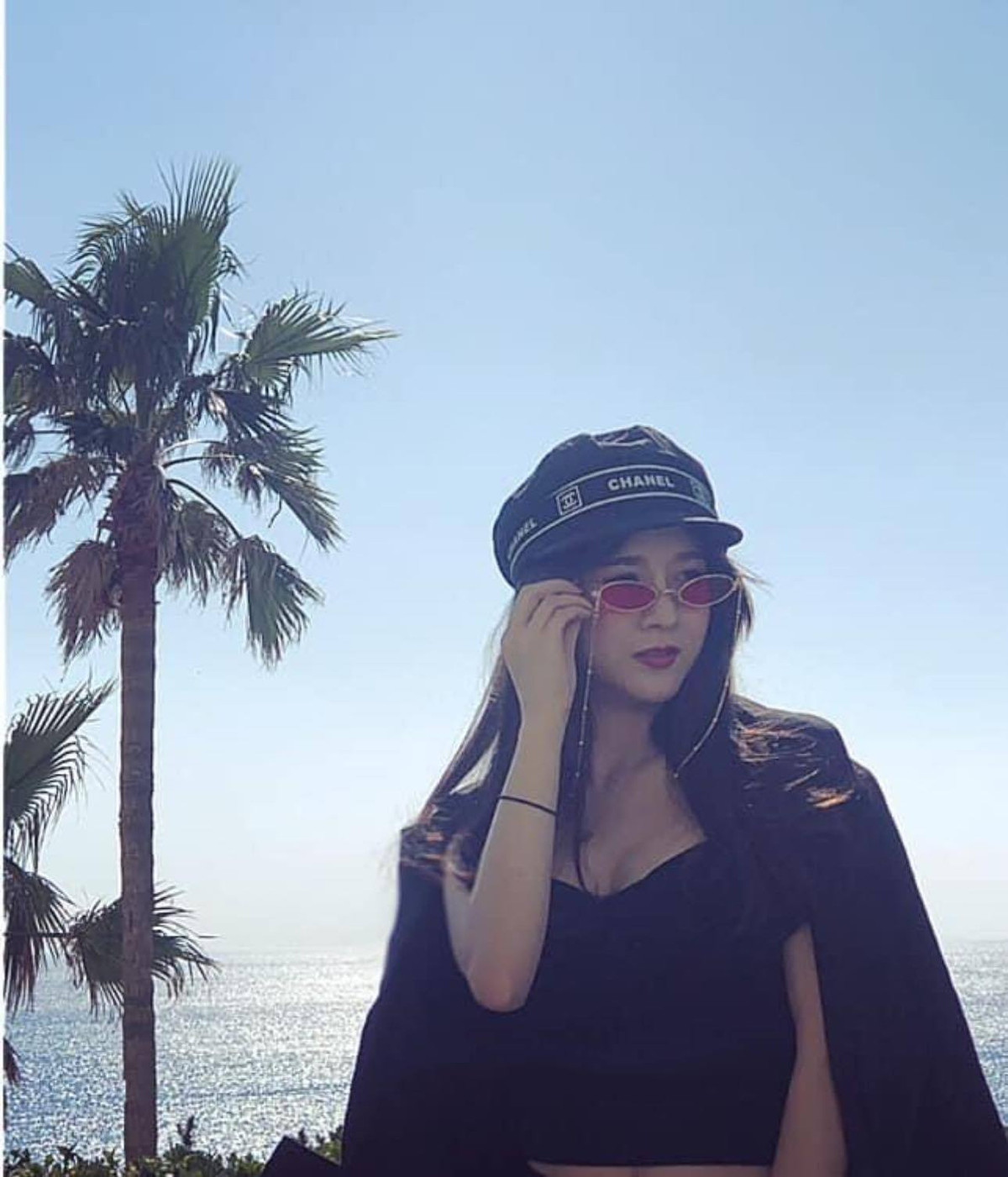 Cô nàng giống như một tiểu thư nhà tài phiệt giàu có trong các phim truyền hình.