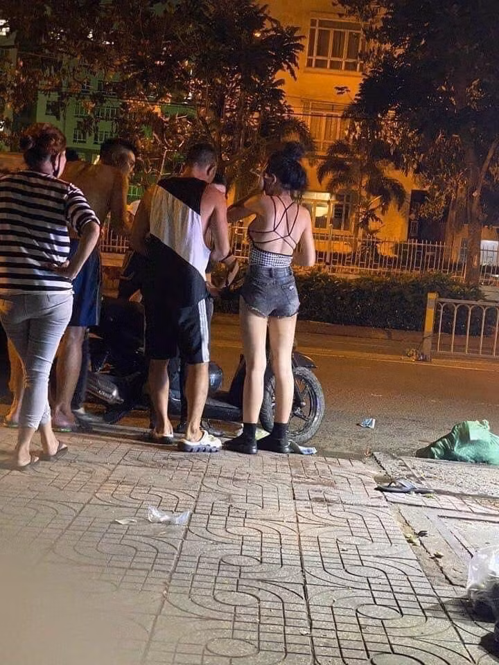 Cách đây không lâu, cộng đồng mạng đồng loạt chia sẻ những hình ảnh được cho là của nam nhạc sĩ Lương Bằng Quang và hot girl Ngân 98 bị vây đánh giữa đường.