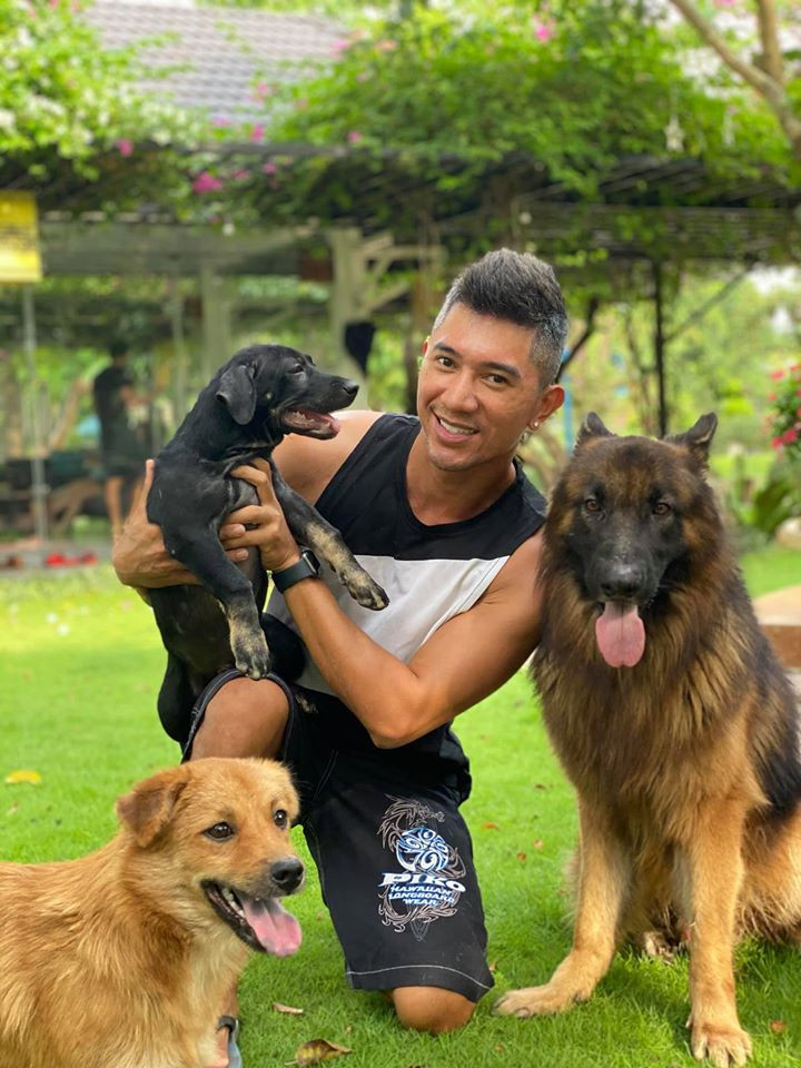 Đối chiếu với hình ảnh trước đây, nhiều người cho rằng chiếc áo mà nhân vật trong vụ xô xát và hình ảnh này của Lương Bằng Quang là một người.