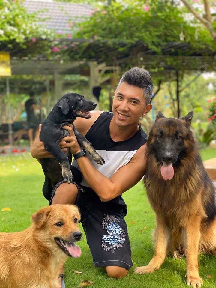 Đối chiếu với hình ảnh trước đây, nhiều người cho rằng chiếc áo mà nhân vật trong vụ xô xát và hình ảnh này của Lương Bằng Quang là một người.