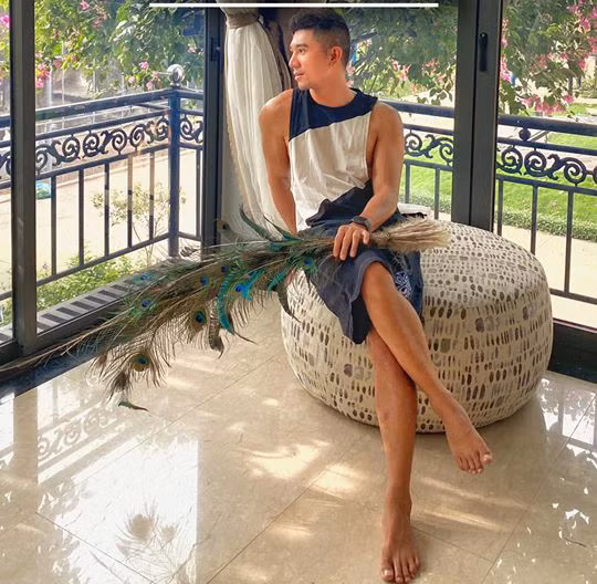 Bộ trang phục người đàn ông bị đánh trong ảnh giống với đồ mà Lương Bằng Quang mặc trong những bức hình chia sẻ lên trang cá nhân khiến nhiều người đặt nghi vấn, nhạc sĩ này và bạn gái là nhân vật chính.