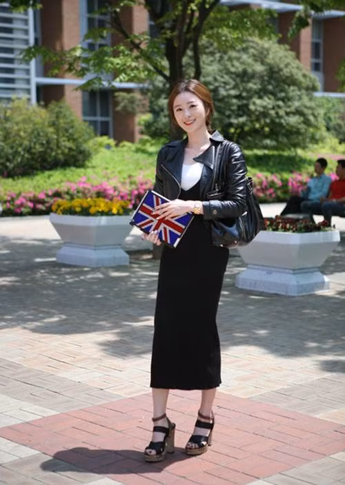 Những sinh viên nữ này trông chẳng khác nào những người mẫu bước ra từ các tạp chí thời trang. Biết cách ăn mặc, chăm chút vẻ bề ngoài là điểm mạnh của nữ sinh viên Hàn Quốc.