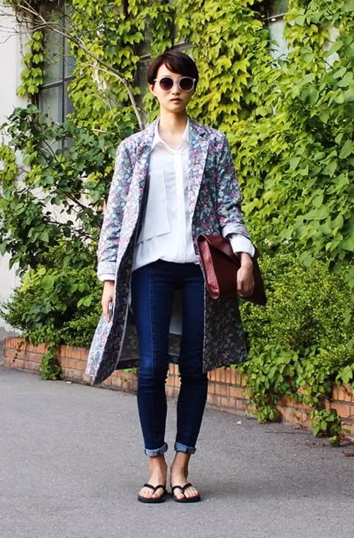 Trái ngược hẳn với cô bạn bên trên, nữ sinh này trông chẳng khác nào một tín đồ thời trang thực sự với gu ăn mặc phá cách thể hiện trong từng món đồ được chọn.