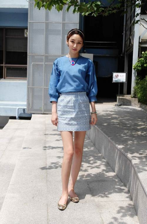 Chính điều đó đã khiến trường đại học không chỉ là nơi học tập, nghiên cứu, theo đuổi ước mơ mà còn là nơi những sinh viên, nhất là những nữ sinh khoác lên mình những trang phục mà mình yêu thích nhất, thời thượng nhất.