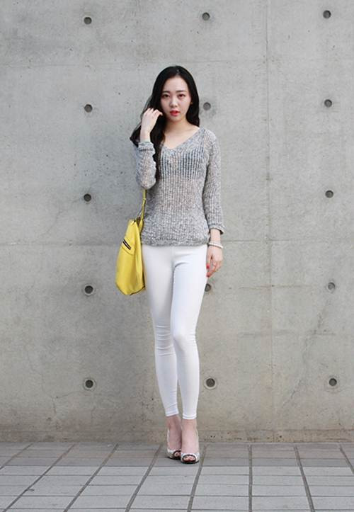 Không cầu kỳ, nữ sinh này lựa chọn set trang phục tối giản, đơn sắc, chỉ nhấn ở chiếc túi vàng nổi bật, khoe tối đa thân hình thon gọn của mình.
