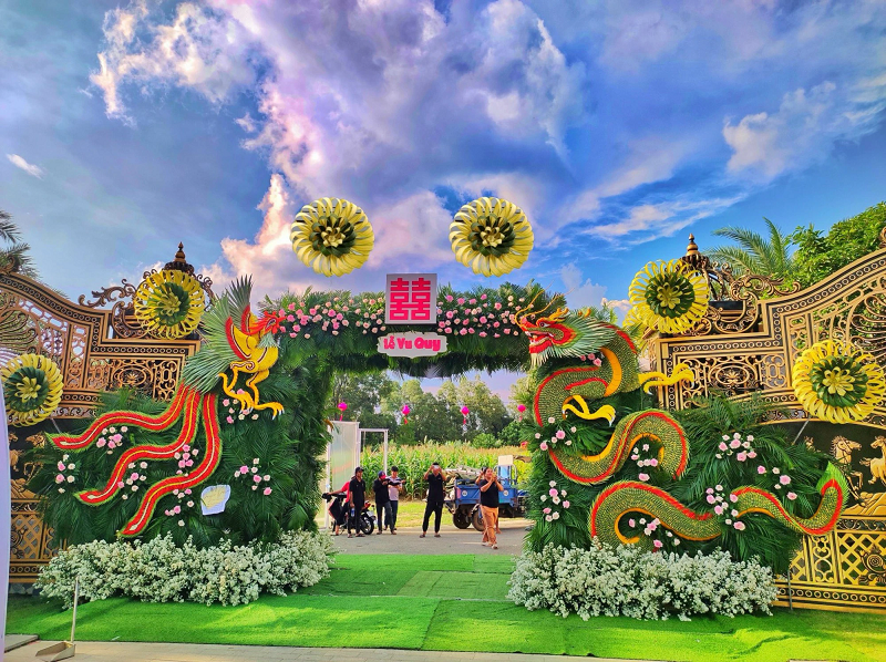 Những chiếc đám cưới nổi bật của người nổi tiếng dạo gần đây như Puka - Gin Tuấn Kiệt, diễn viên Hà Trí Quang - Thanh Đoàn...cũng lựa chọn cổng cưới long phượng như thế này.