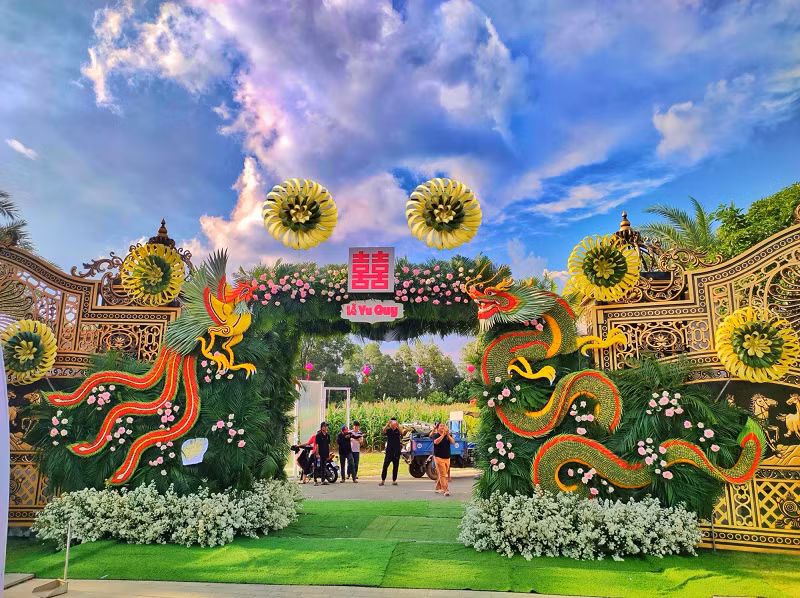 Những chiếc đám cưới nổi bật của người nổi tiếng dạo gần đây như Puka - Gin Tuấn Kiệt, diễn viên Hà Trí Quang - Thanh Đoàn...cũng lựa chọn cổng cưới long phượng như thế này.