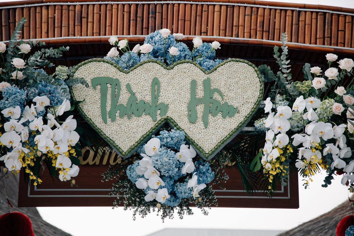 Nguyên liệu chính của chiếc cổng là lá dừa, kết hợp cùng với tre, hoa đã tạo nên thành phẩm ai đi qua cũng phải ngoái nhìn.