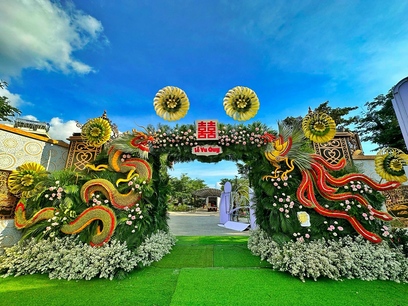 Đội ngũ thi công cũng phải lựa chọn những người thật khéo tay, và chỉ có thể tái sử dụng lại được bộ khung bao gồm mút xốp, thanh sắt… còn toàn bộ nguyên liệu tươi đành bỏ.