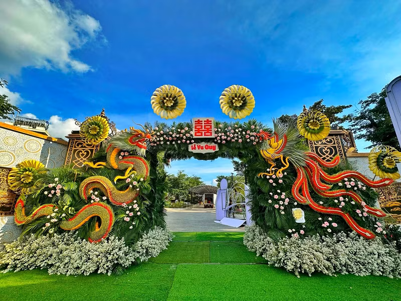 Đội ngũ thi công cũng phải lựa chọn những người thật khéo tay, và chỉ có thể tái sử dụng lại được bộ khung bao gồm mút xốp, thanh sắt… còn toàn bộ nguyên liệu tươi đành bỏ.