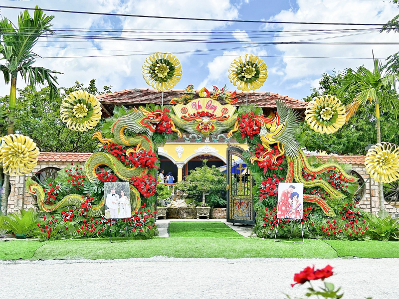 Thoạt nhìn chiếc cổng cưới được làm từ quả cau, ớt, đậu đũa, đậu bắp, lá dứa, lá dừa… mọi người rất dễ lầm tưởng vật dụng cây nhà lá vườn thì giá thành sẽ không đáng là bao. Thế nhưng những chiếc cổng cầu kỳ thế này phải tốn tiền chục, thậm chí tiền trăm triệu.