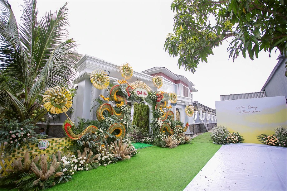 Người miền Tây sông nước thường chuộng kiểu cổng cưới từ lá dừa như thế này.