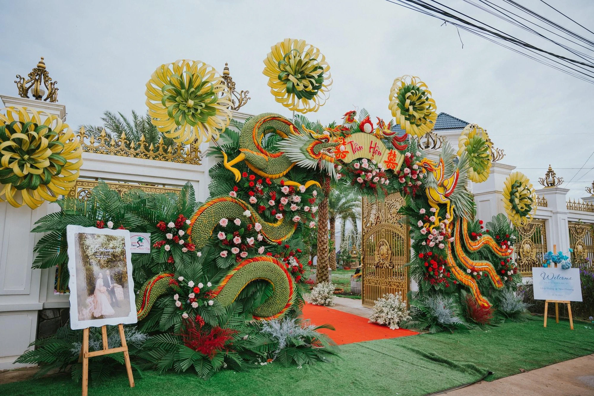 Nhưng cổng cưới cây nhà lá vườn này nhìn hoành tráng và được chế tác công phu nhưng chỉ sử dụng được một lần, duy trì độ tươi xanh trong khoảng 2 ngày chứ không hơn.