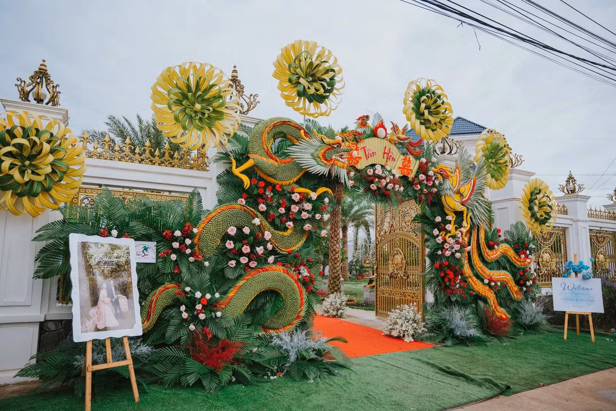 Nhưng cổng cưới cây nhà lá vườn này nhìn hoành tráng và được chế tác công phu nhưng chỉ sử dụng được một lần, duy trì độ tươi xanh trong khoảng 2 ngày chứ không hơn.