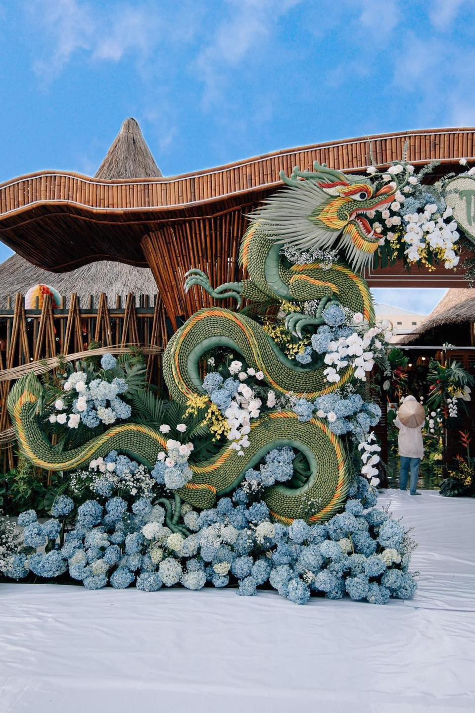 Chiếc cổng được tạo hình chú rồng cực kỳ đẹp mắt. Rồng cũng là con giáp của năm nay.