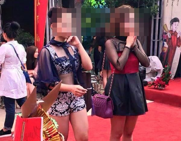 Việc ăn mặc phản cảm của chị em khi đi lễ chùa không còn quá xa lạ, thậm chí nhiều chùa, đền đã phải đặt biển cảnh báo "Ăn mặc lịch sự vào nơi tâm linh" ngay trước cửa thì sự việc này vẫn diễn ra.