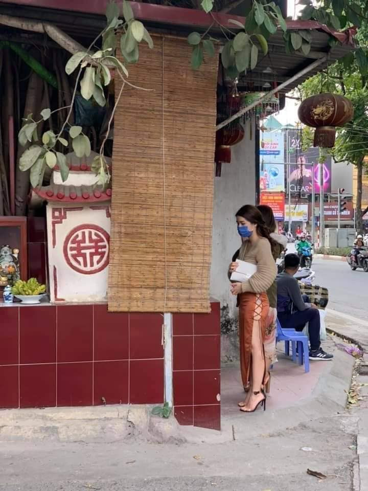 Ngay trong ngày mùng 1 âm lịch cuối cùng của năm 2019, mạng xã hội lại được phen xôn xao trước bức hình một cô gái ăn vận trang phục phản cảm đi lễ. Chiếc váy màu cam có đường xẻ cao, lộ hẳn quần lót phía trong.