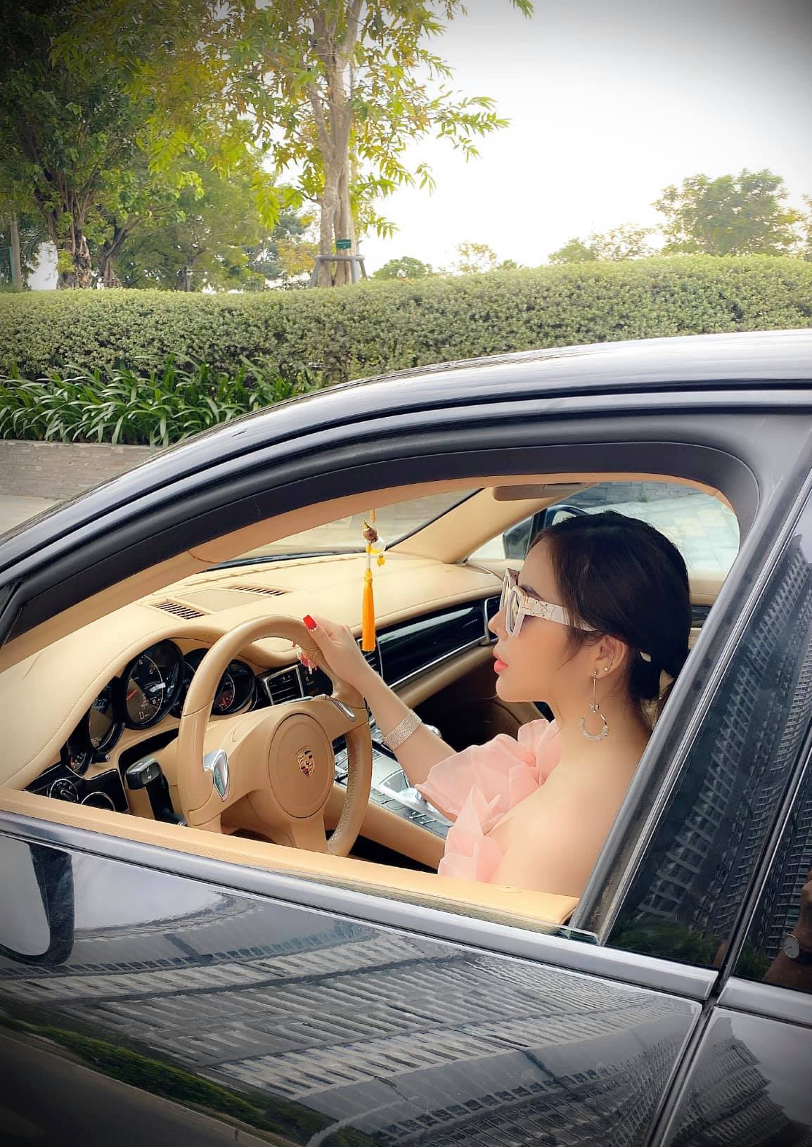 Cô nàng thường xuyên chụp ành check-in tại những nhà hàng sang trọng, lái xế hộp đắt tiền.