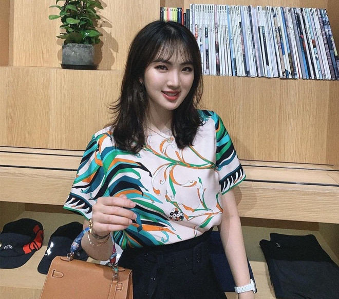 Ái nữ Huawei theo học ngành Khoa học máy tính tại Harvard. Cô từng tới thực tập tại Microsoft vào năm 2018, tham gia một nhóm nghiên cứu về máy học và nhận diện hình ảnh.